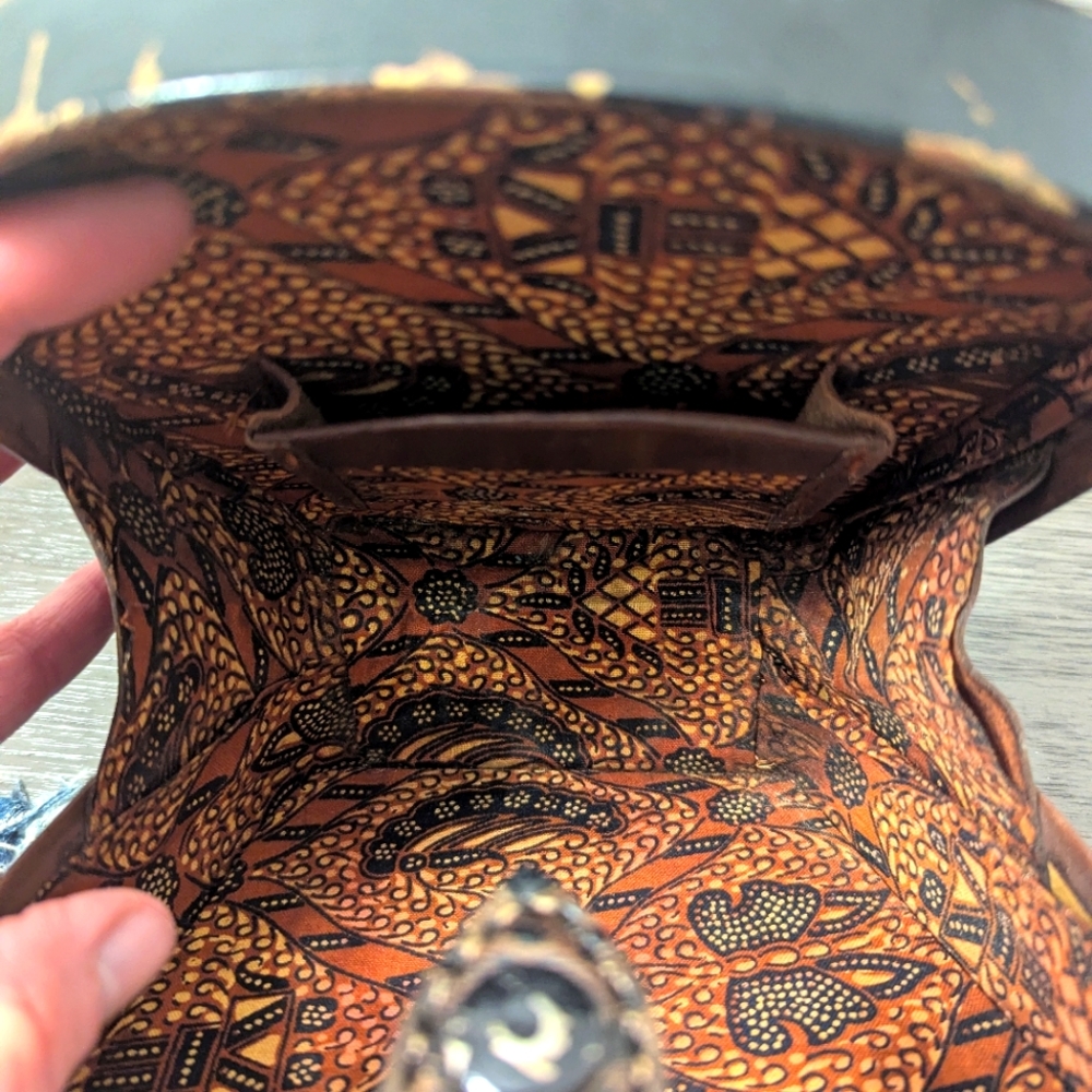 Vintage 1950s Hand-Painted Leather Box Purse w/ Batik Lining – Mid-Century Novel - Picture 7 of 10